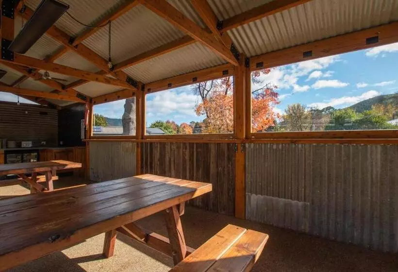 Bright Colonial Motel