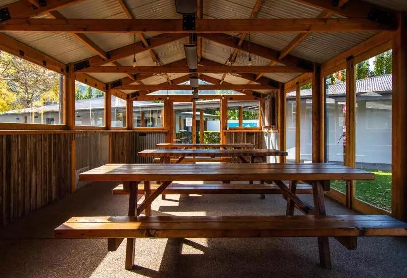 Bright Colonial Motel