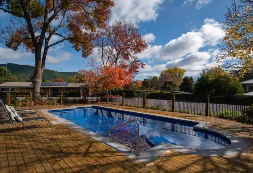 Bright Colonial Motel