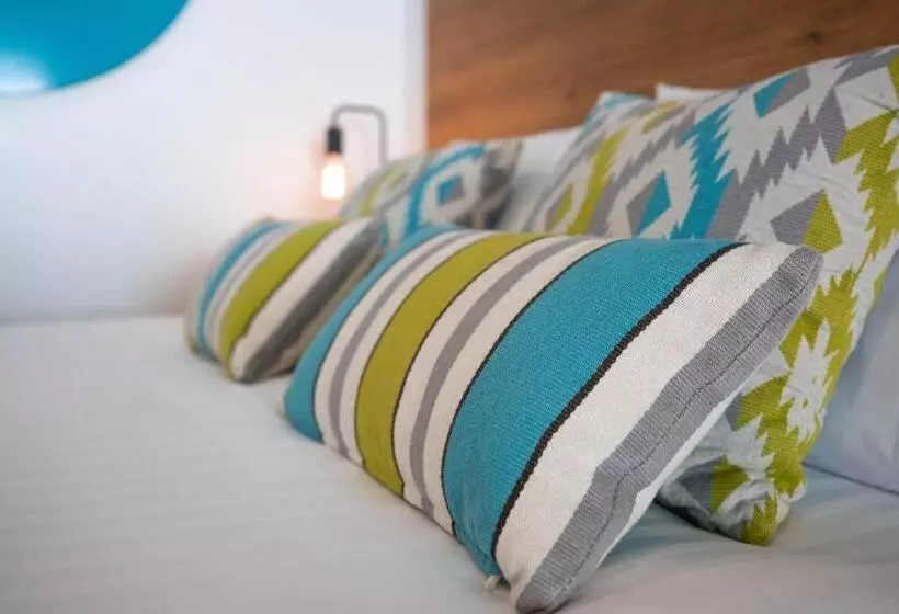 Bright Colonial Motel