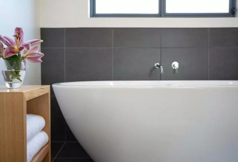 Bright Colonial Motel