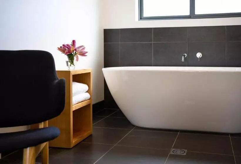 Bright Colonial Motel