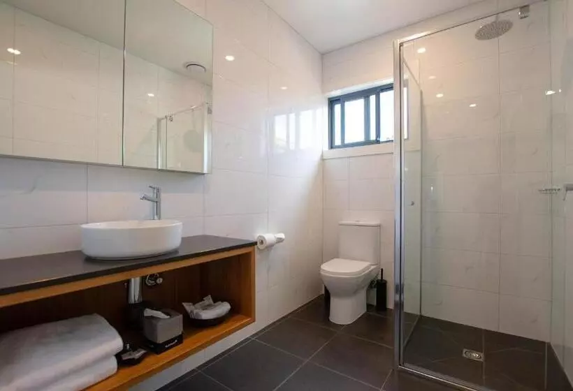 Bright Colonial Motel