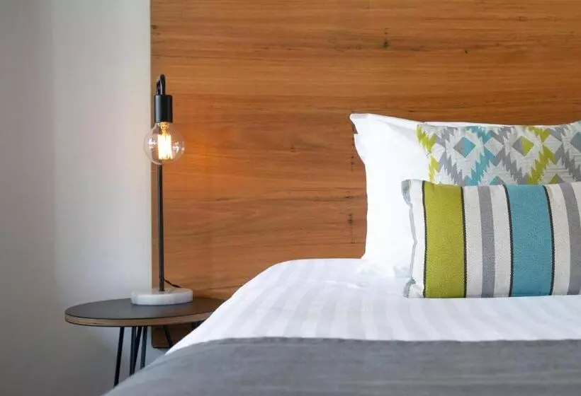 Bright Colonial Motel