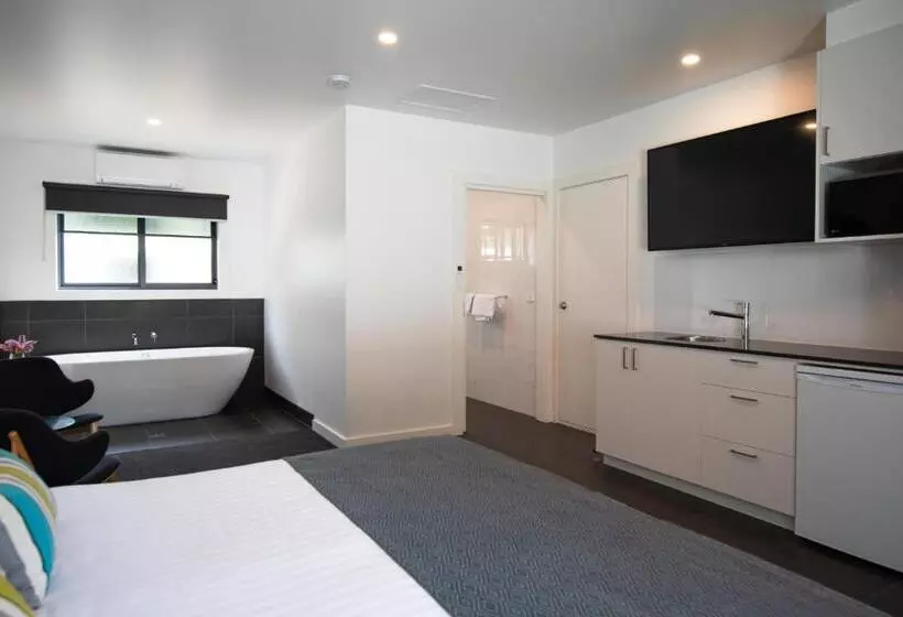 Bright Colonial Motel