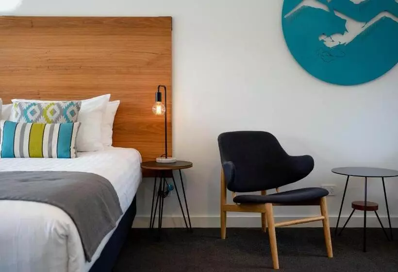 Bright Colonial Motel