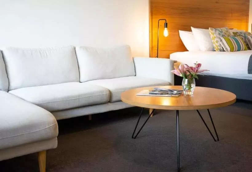 Bright Colonial Motel