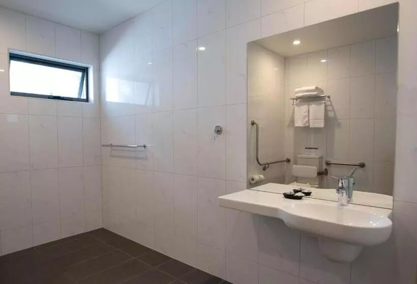 Bright Colonial Motel