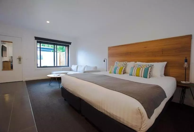 Bright Colonial Motel