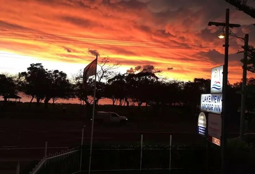 בית מלון כפרי Lakeview Motor Inn