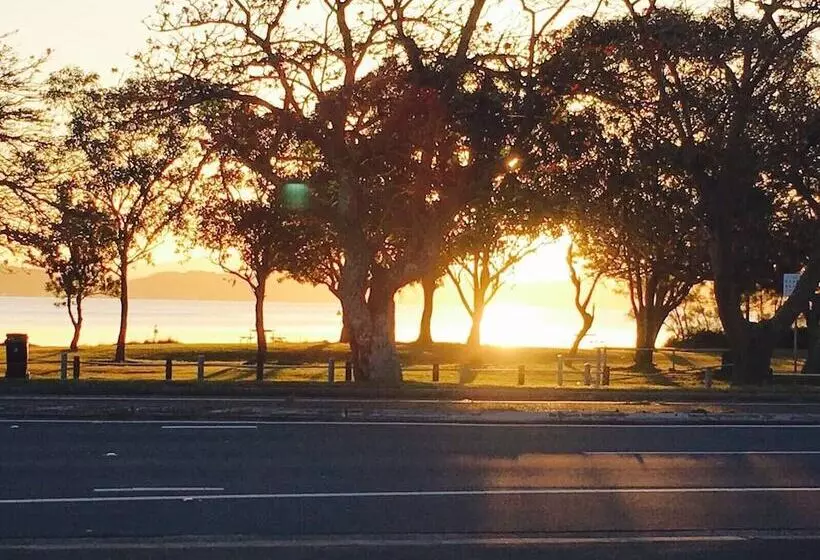 בית מלון כפרי Lakeview Motor Inn