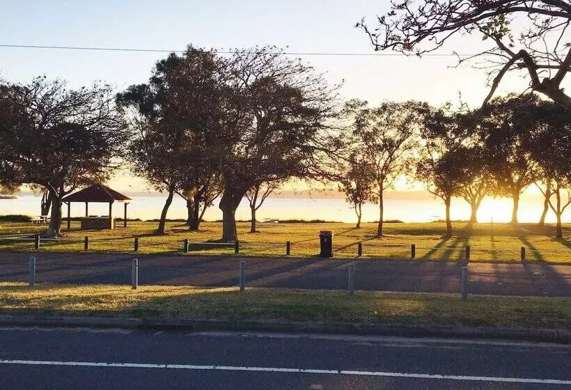 בית מלון כפרי Lakeview Motor Inn