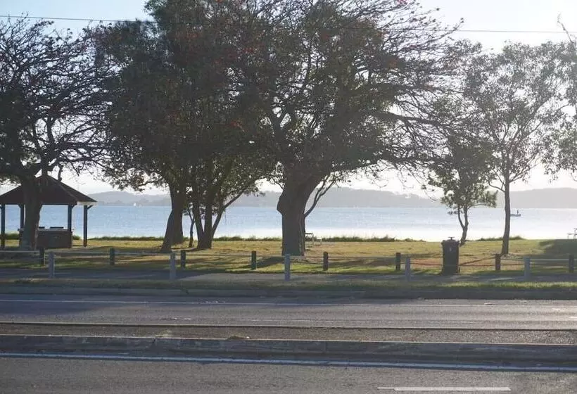 בית מלון כפרי Lakeview Motor Inn