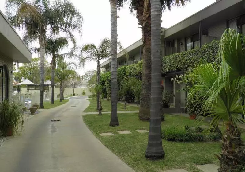 בית מלון כפרי Sandors Motor Inn