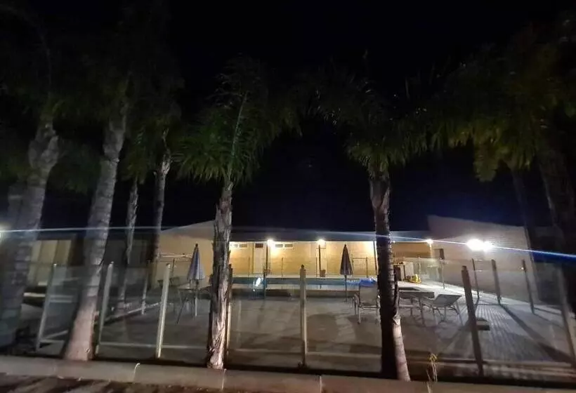 فندق على الطريق Cottonwood Motor Inn