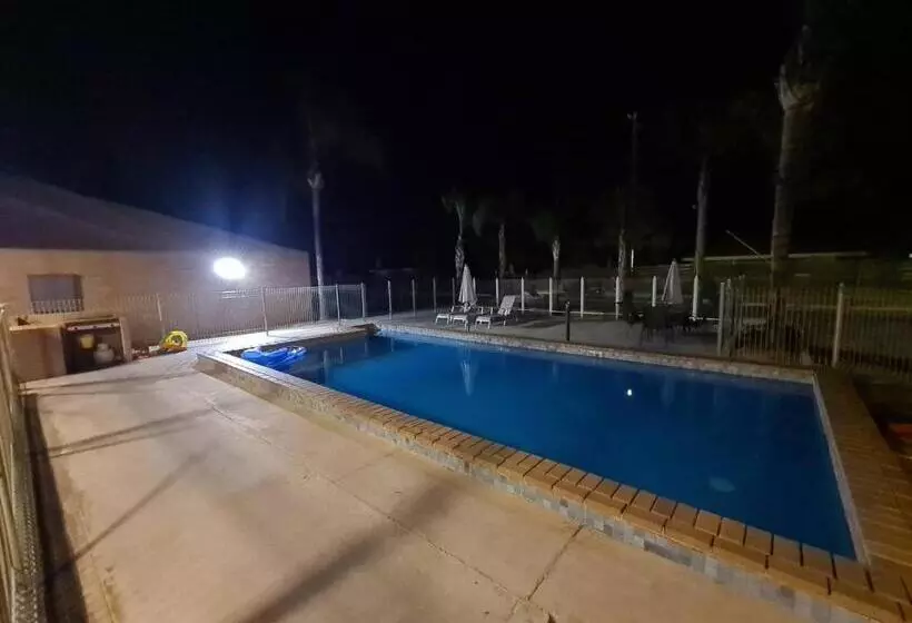 فندق على الطريق Cottonwood Motor Inn