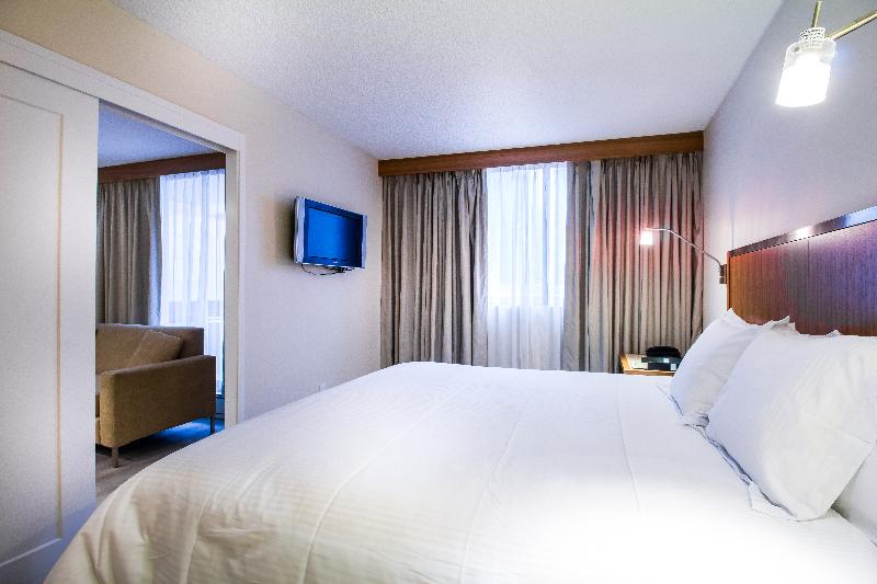 هتل International Suites Calgary