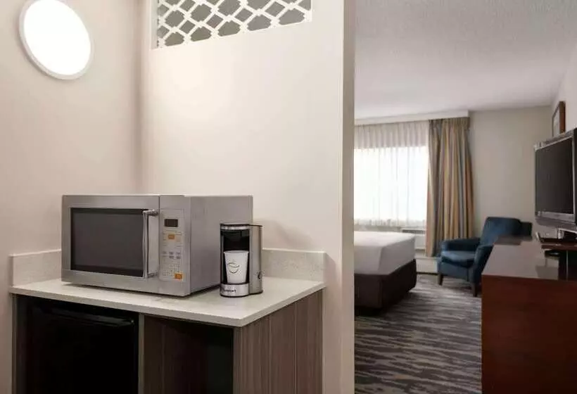 ホテル Travelodge By Wyndham Calgary South