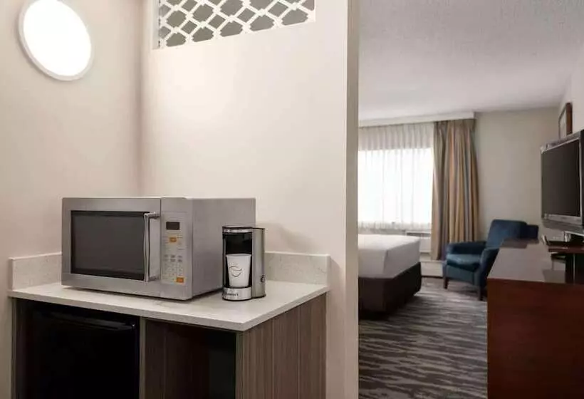 ホテル Travelodge By Wyndham Calgary South