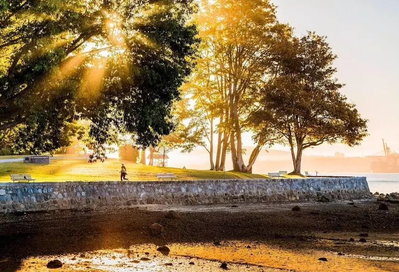 Delta Hotels By Marriott Burnaby Conference Centre