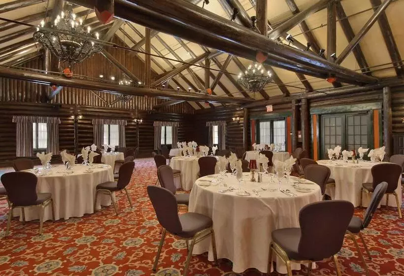 Отель Fairmont Le Chateau Montebello