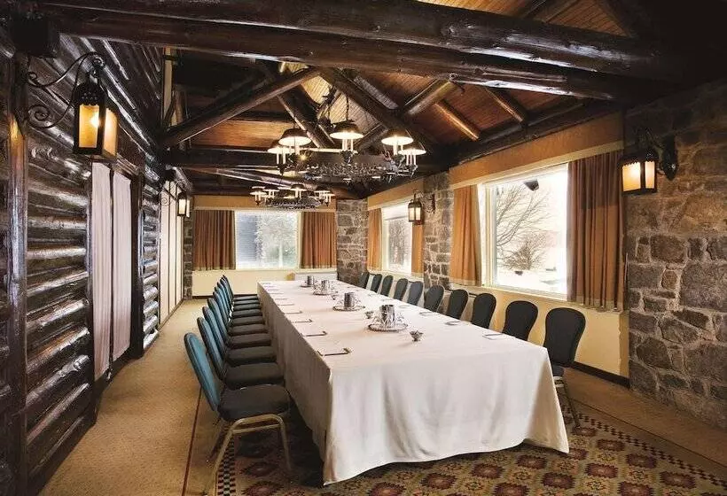 Отель Fairmont Le Chateau Montebello