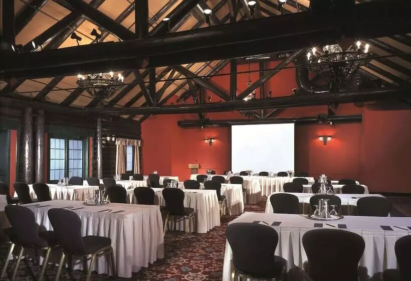 Отель Fairmont Le Chateau Montebello