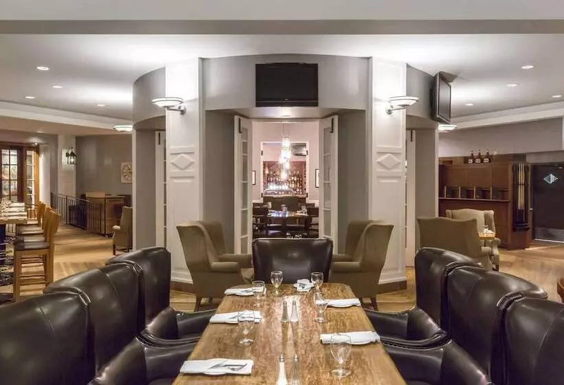 Отель Fairmont Le Chateau Montebello