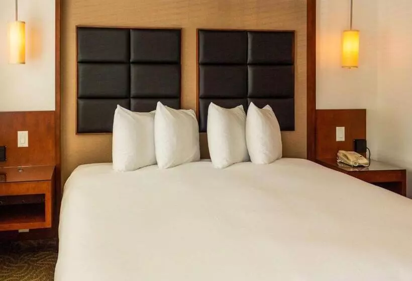 Hotel Penticton, Independent