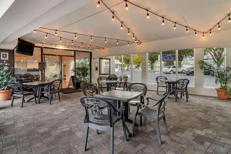 ホテル Penticton, Independent