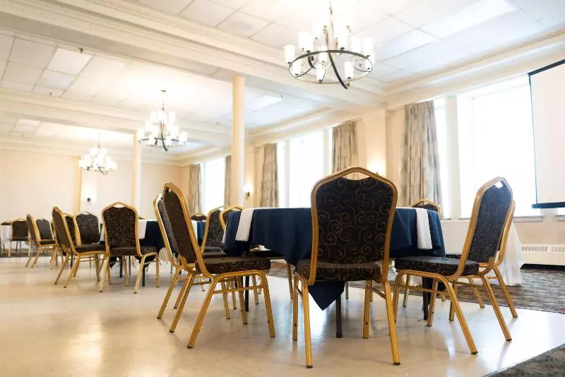 Prince Arthur Waterfront Hotel & Suites