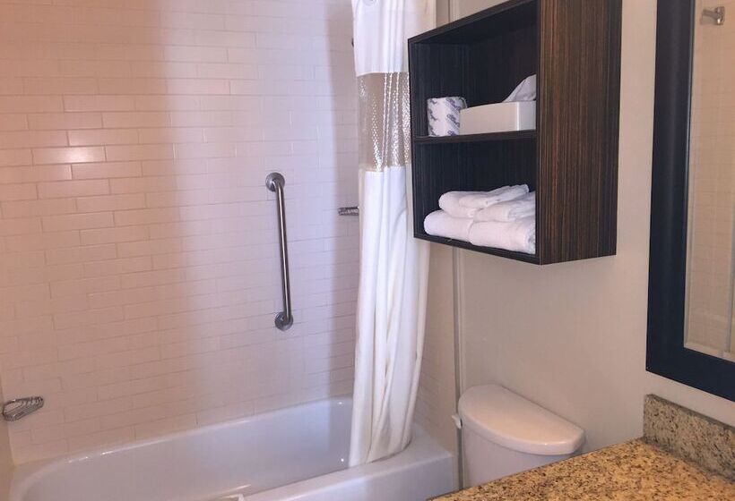 فندق Quality Inn & Suites Pe Trudeau Airport