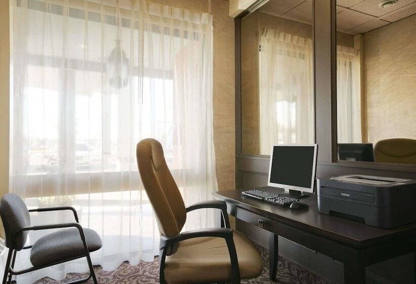 בית מלון כפרי Ramada By Wyndham Lethbridge