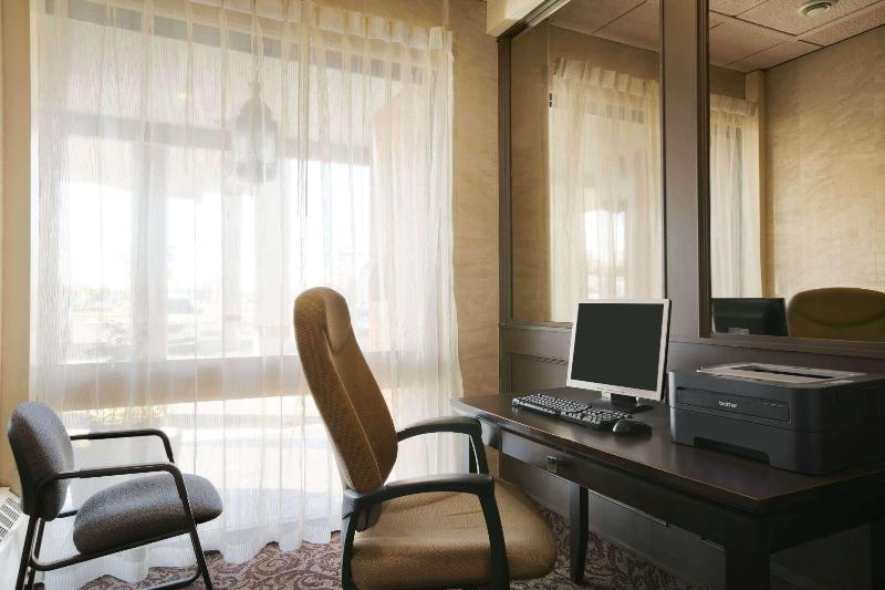 בית מלון כפרי Ramada By Wyndham Lethbridge