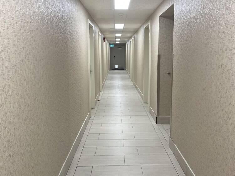 هتل Ramada By Wyndham Medicine Hat