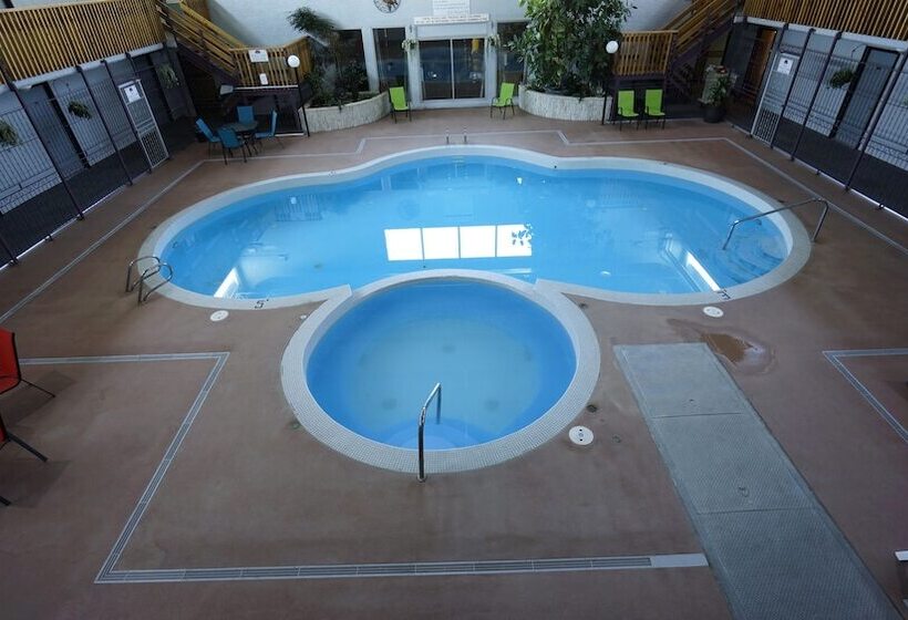 هتل Ramada By Wyndham Medicine Hat