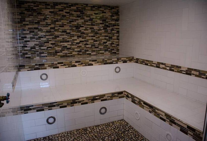 هتل Ramada By Wyndham Medicine Hat