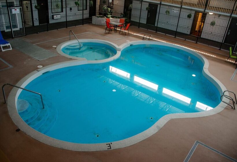 هتل Ramada By Wyndham Medicine Hat