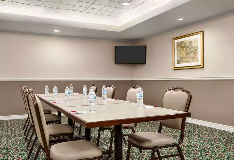 Hotel Ramada By Wyndham Niagara Falls Near The Falls