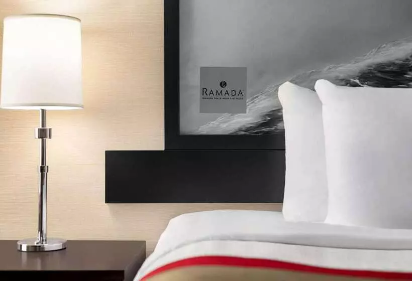 Hotel Ramada By Wyndham Niagara Falls Near The Falls