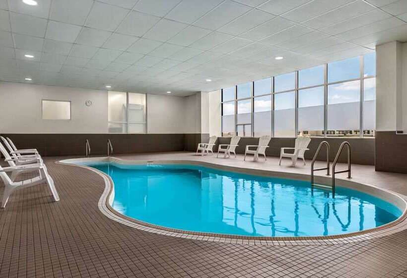 Отель Ramada By Wyndham Niagara Falls Near The Falls