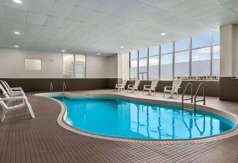 Hotel Ramada By Wyndham Niagara Falls Near The Falls