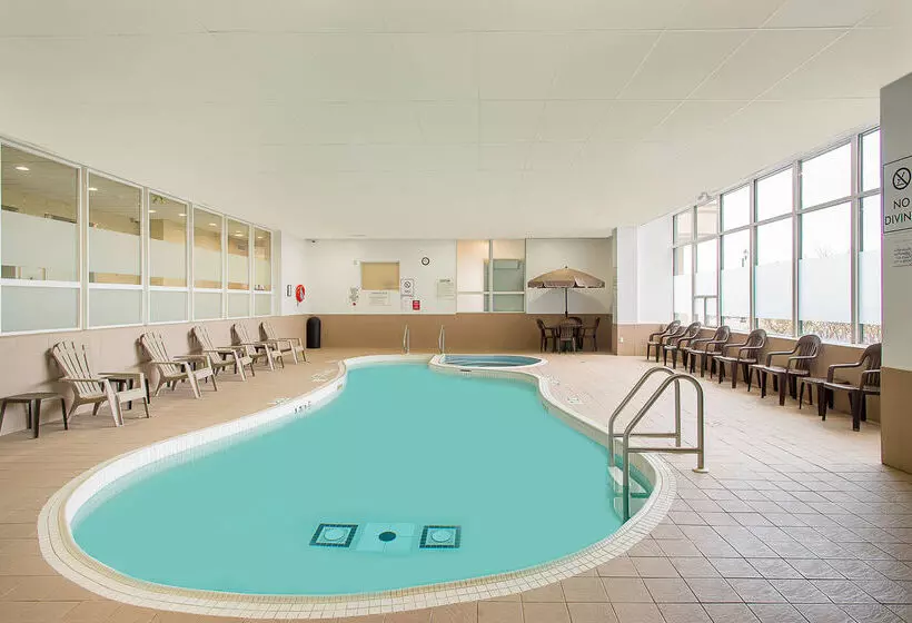 Hotel Ramada By Wyndham Niagara Falls Near The Falls