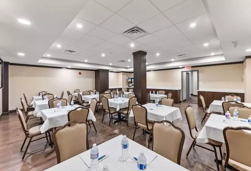 Hotel Ramada By Wyndham Niagara Falls Near The Falls