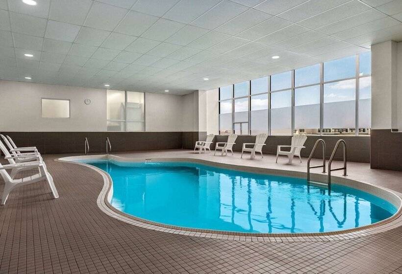 Отель Ramada By Wyndham Niagara Falls Near The Falls