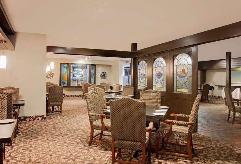 فندق Ramada By Wyndham Pinewood Park Resort North Bay