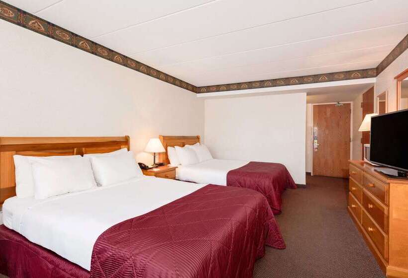 فندق Ramada By Wyndham Pinewood Park Resort North Bay