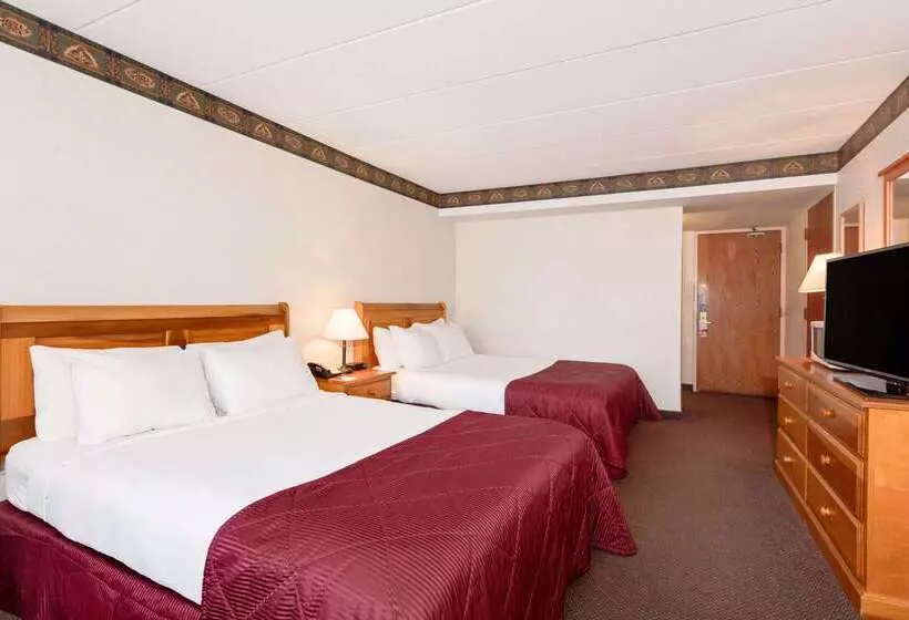 בית מלון כפרי Ramada By Wyndham Pinewood Park Resort North Bay