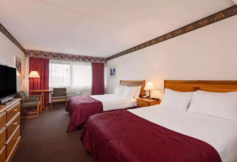 בית מלון כפרי Ramada By Wyndham Pinewood Park Resort North Bay