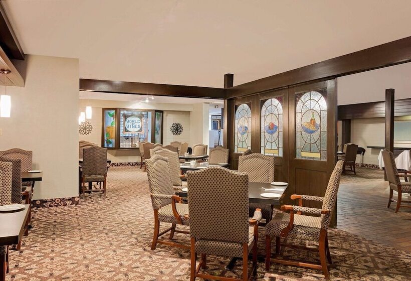 فندق Ramada By Wyndham Pinewood Park Resort North Bay